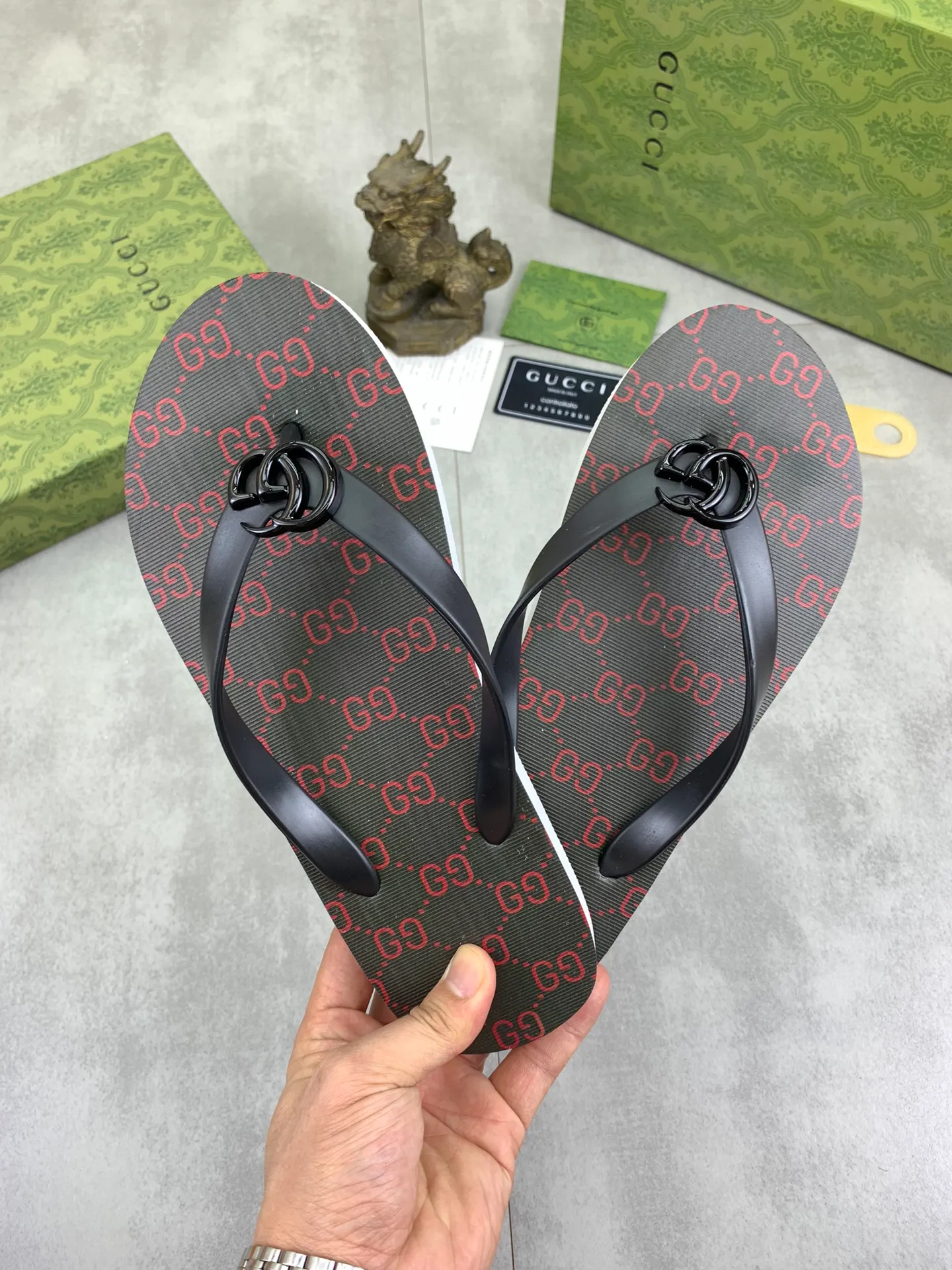 Men's men's shoes 💰P220💰【New style】🆘【GUCCI】Official website's popular Gucci adult couple 🧑‍🤝‍🧑 style, children's flip-flops are on sale at the counter simultaneously! Original fabric imported from Italy. Original bottom provided by the original factory. Size: Adult 36-45. Children’s size: 30-37. Multiple colors available.